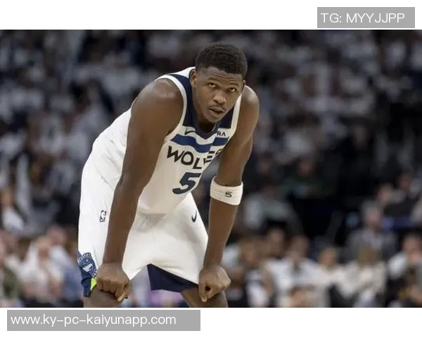 历史第三年轻万分先生爱德华兹20投10中斩获25分7篮板9助攻1抢断1盖帽